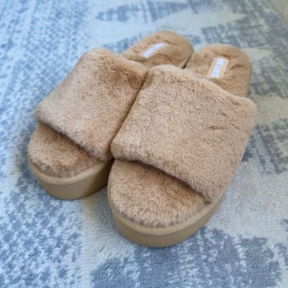 Muk Luks Kirstey Tan Fuzzy Platform Slippers NWOT - Picture 1 of 11
